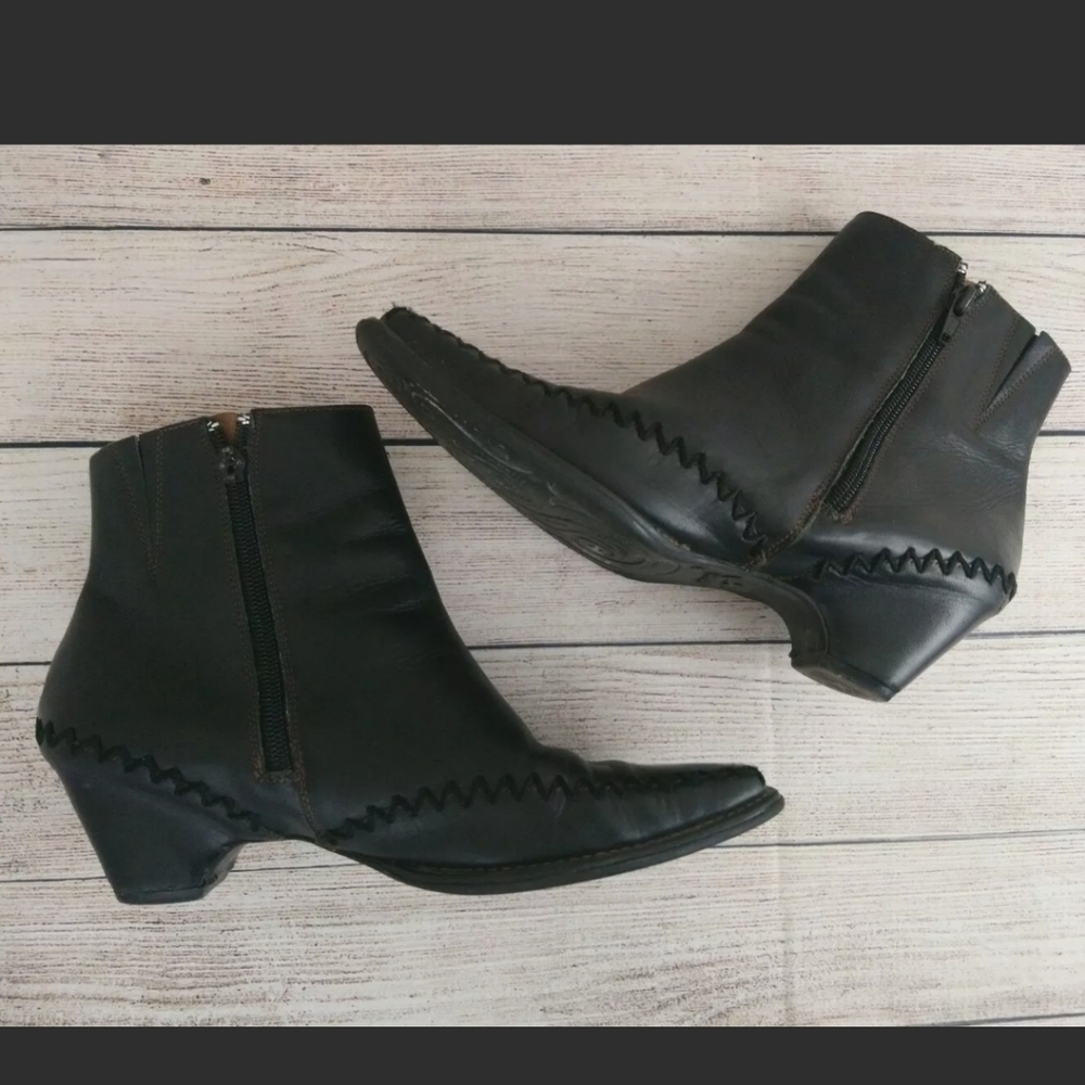 Pikolinos black leather ankle boots